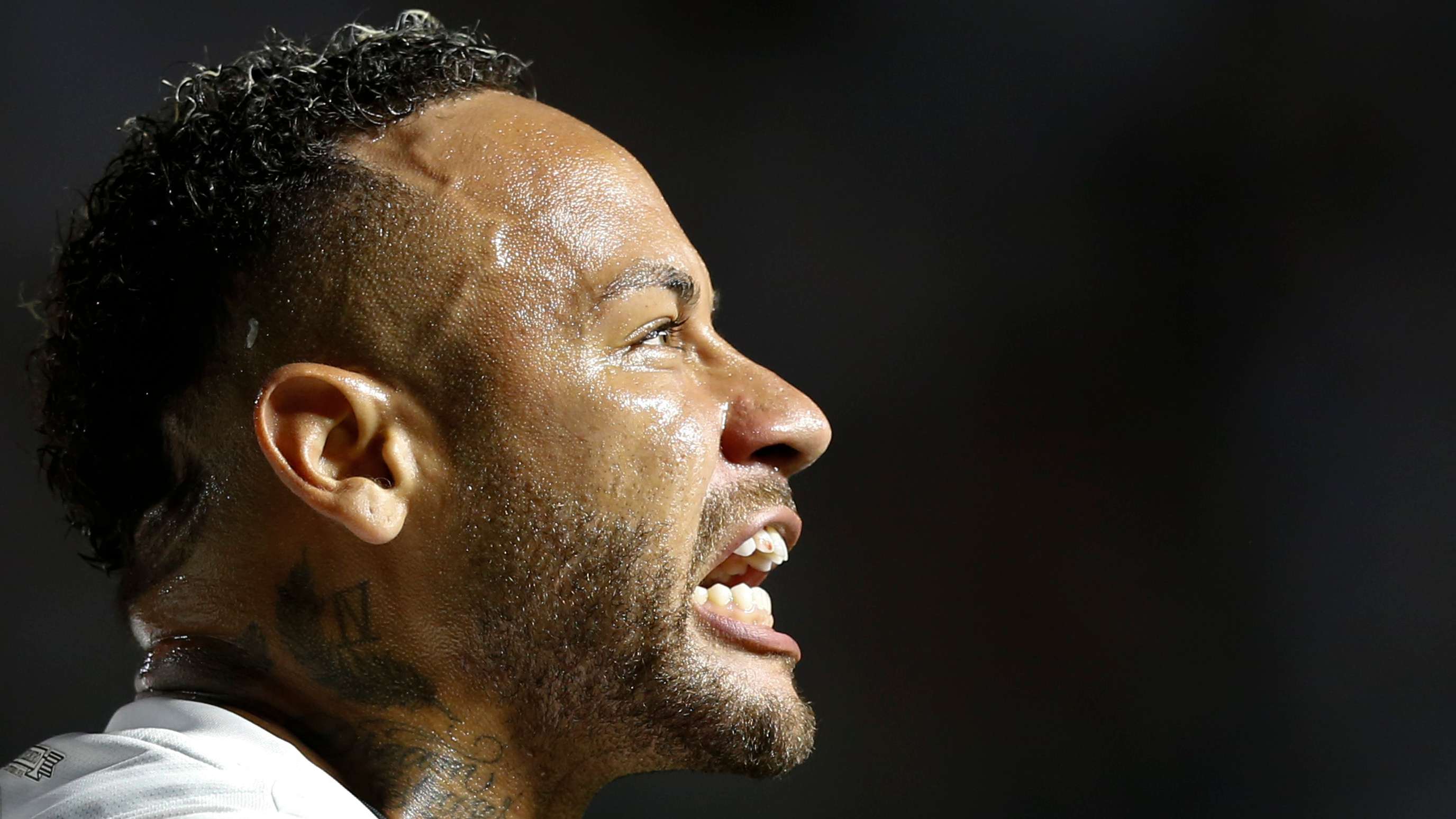 随着全球足 随着全球足